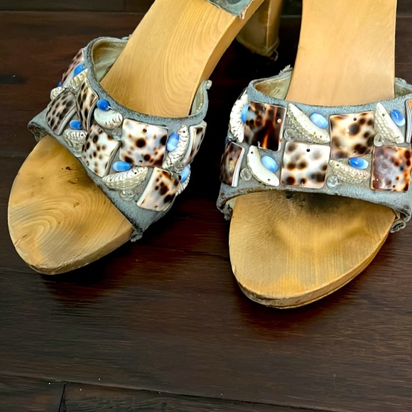Gem adorned heels - Picture 3 of 5
